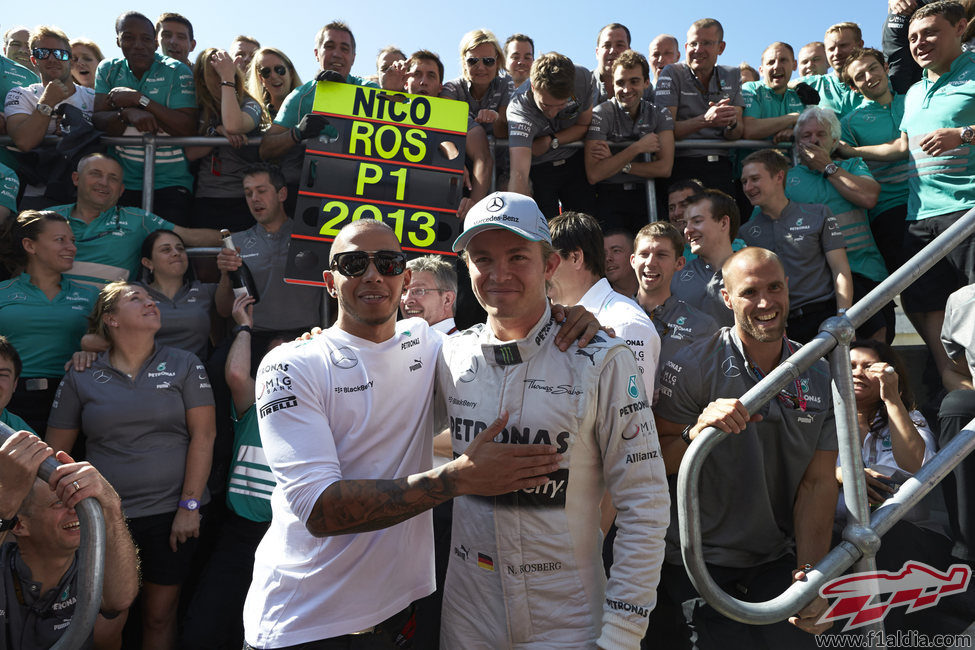 Lewis Hamilton y Nico Rosberg en la celebración de Mercedes