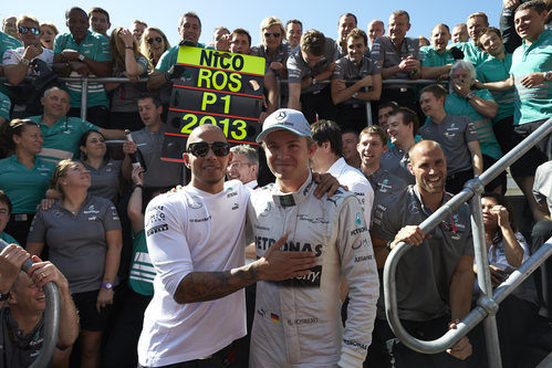 Lewis Hamilton y Nico Rosberg en la celebración de Mercedes