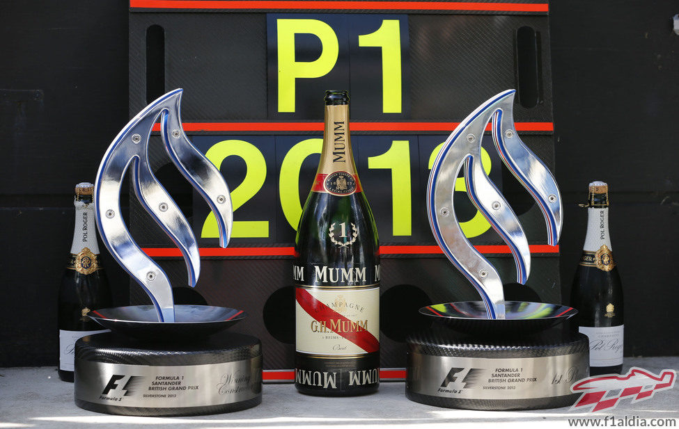 Los trofeos de Mercedes tras el triunfo cosechado en Silverstone