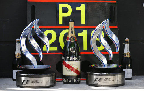 Los trofeos de Mercedes tras el triunfo cosechado en Silverstone