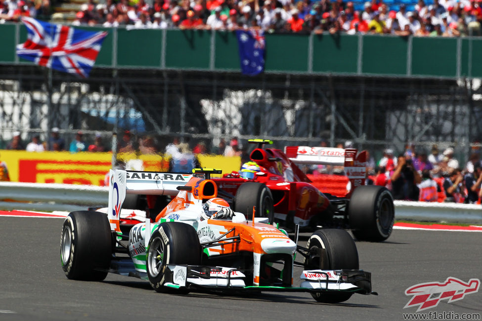 Adrian Sutil, delante de Felipe Massa