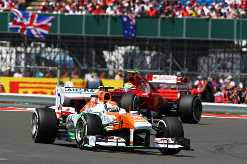 Adrian Sutil, delante de Felipe Massa