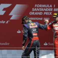 Fernando Alonso y Mark Webber disfrutan en el podio