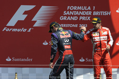 Fernando Alonso y Mark Webber disfrutan en el podio