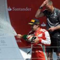 Fernando Alonso descorcha el champán