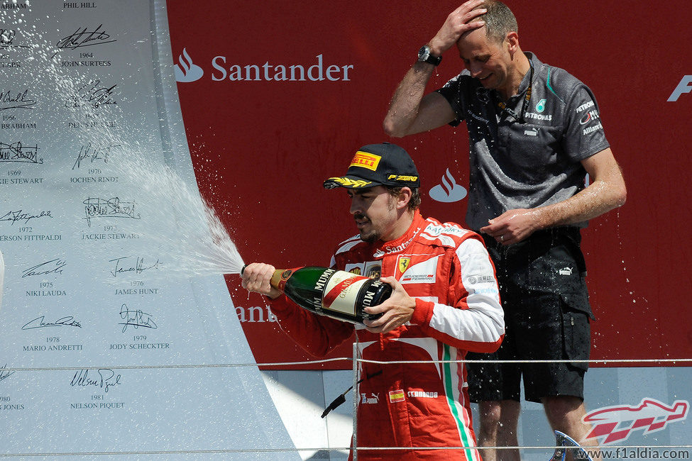 Fernando Alonso descorcha el champán