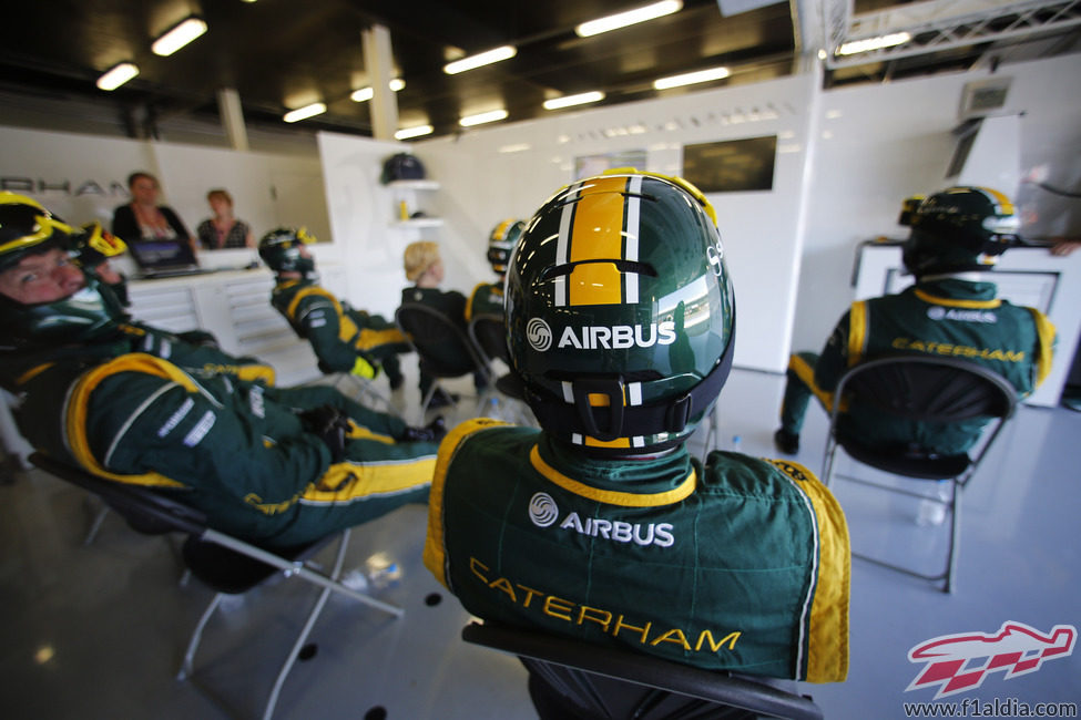 El equipo Caterham observa atentamente la carrera de sus pilotos