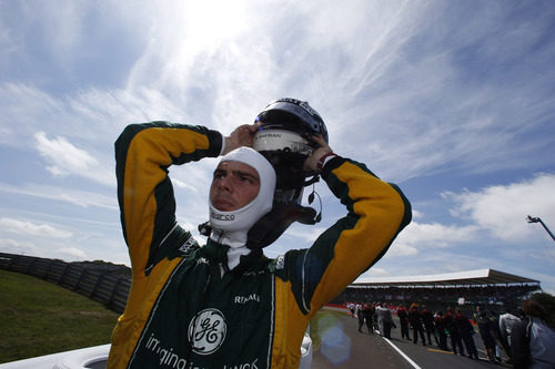 Giedo van der Garde listo para enfundarse en su casco