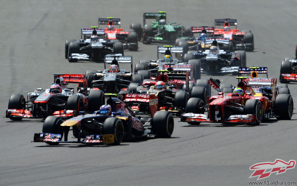 Daniel Ricciardo afronta la primera curva del GP de Gran Bretaña 2013