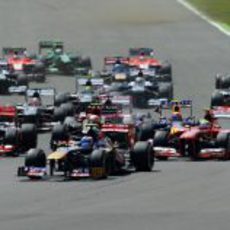 Daniel Ricciardo sale en las primeras posiciones del GP de Gran Bretaña 2013