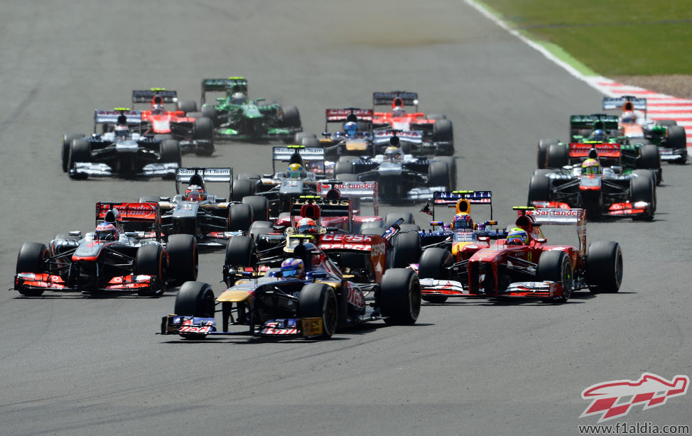 Daniel Ricciardo sale en las primeras posiciones del GP de Gran Bretaña 2013