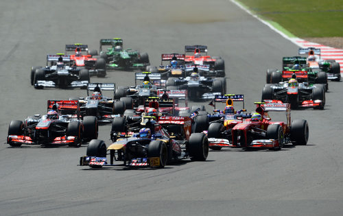Daniel Ricciardo sale en las primeras posiciones del GP de Gran Bretaña 2013