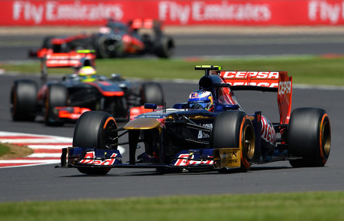 Daniel Ricciardo rueda por delante de Pérez