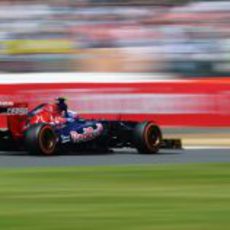 Daniel Ricciardo controla su STR8 por las curvas del circuito de Silverstone