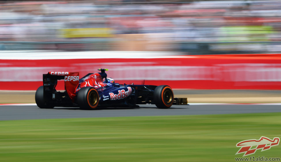 Daniel Ricciardo controla su STR8 por las curvas del circuito de Silverstone
