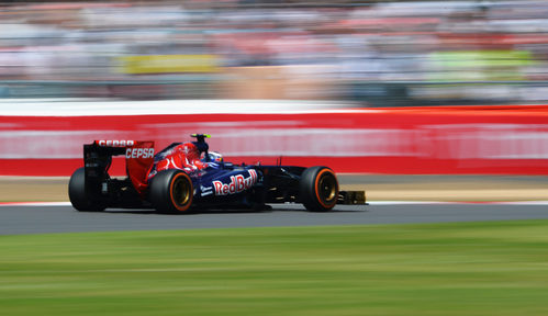 Daniel Ricciardo controla su STR8 por las curvas del circuito de Silverstone