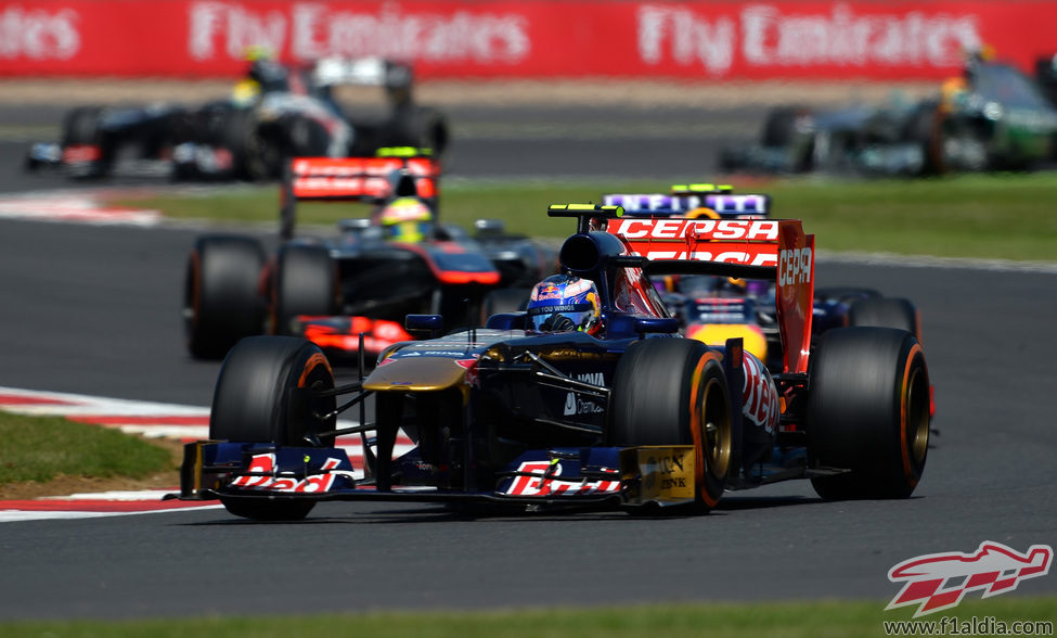 Daniel Ricciardo rueda por delante de Webber