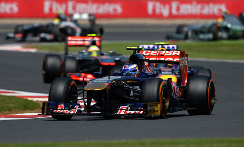 Daniel Ricciardo rueda por delante de Webber