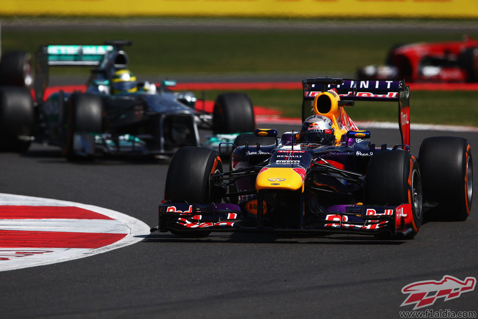Sebastian Vettel lidera el grupo de cabeza