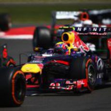 Mark Webber, rodeado por todos lados