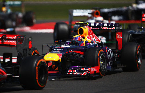 Mark Webber, rodeado por todos lados