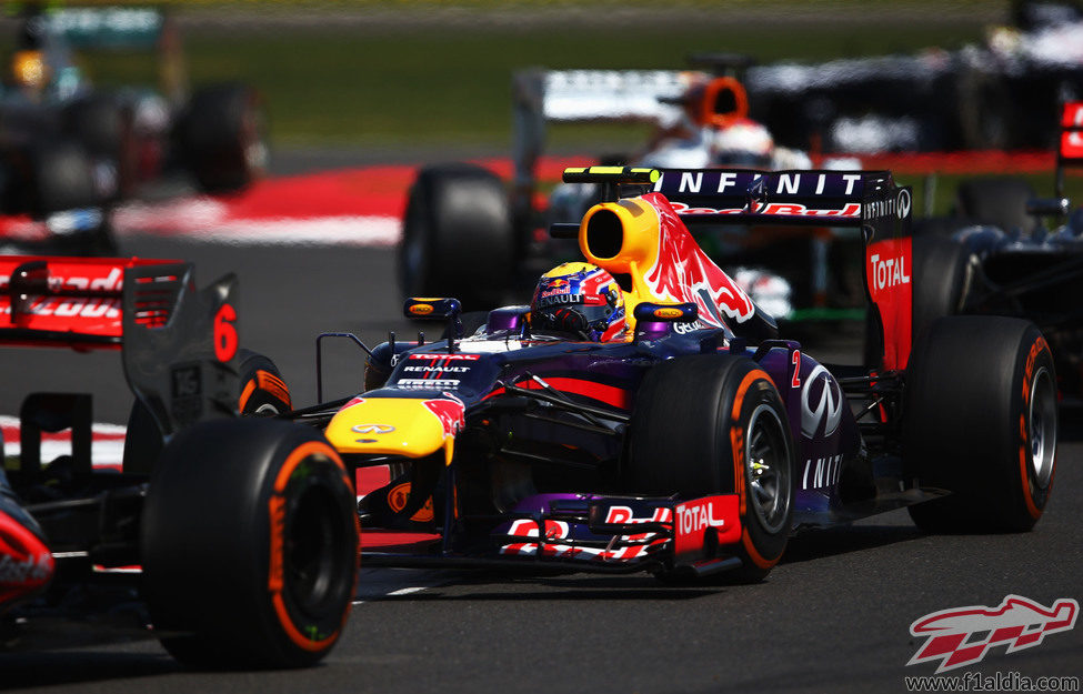 Mark Webber, rodeado por todos lados