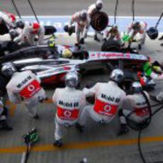 Sergio Pérez pasa por el pit-lane