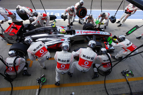 Sergio Pérez pasa por el pit-lane