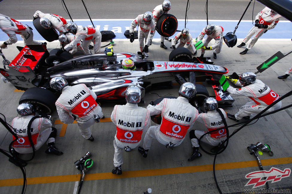 Sergio Pérez pasa por el pit-lane