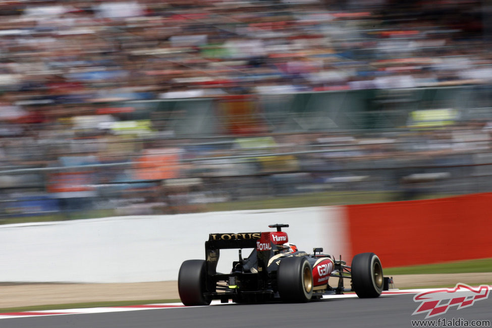 Kimi Räikkönen intenta huir de sus perseguidores en Silverstone