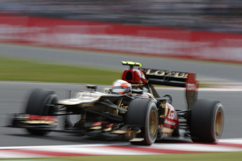 Romain Grosjean pasa por encima de uno de los pianos del circuito de Silverstone