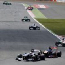 Pastor Maldonado por delante de Daniel Ricciardo en Silverstone