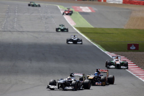 Pastor Maldonado por delante de Daniel Ricciardo en Silverstone