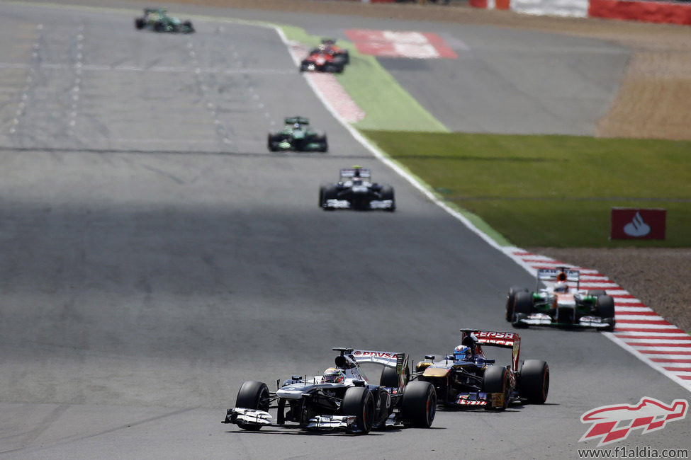 Pastor Maldonado por delante de Daniel Ricciardo en Silverstone