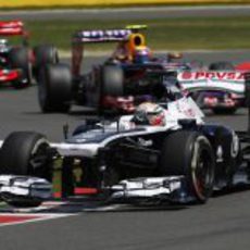 Pastor Maldonado, Mark Webber y Jenson Button luchan en Silverstone