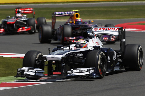 Pastor Maldonado, Mark Webber y Jenson Button luchan en Silverstone