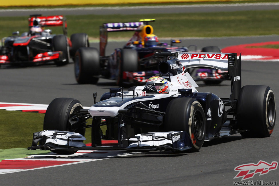 Pastor Maldonado, Mark Webber y Jenson Button luchan en Silverstone