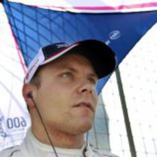 Valtteri Bottas se protege del sol que apareció el domingo en Silverstone