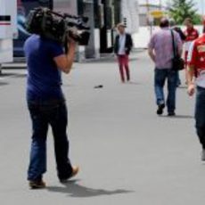 Fernando Alonso pasea por el 'paddock' alemán