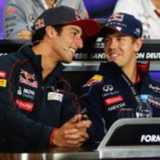 Sebastian Vettel y Daniel Ricciardo intercambian unas palabras