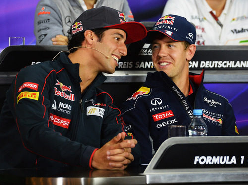 Sebastian Vettel y Daniel Ricciardo intercambian unas palabras