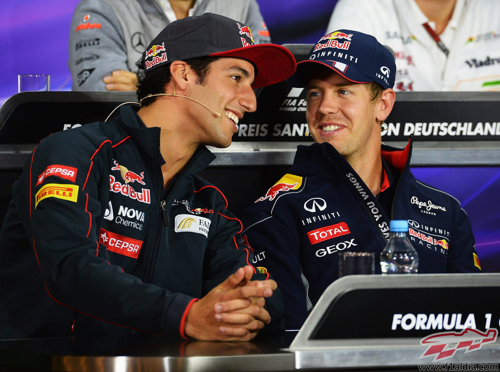 Sebastian Vettel y Daniel Ricciardo intercambian unas palabras