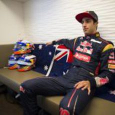 Un pensativo Daniel Ricciardo en el box de Toro Rosso