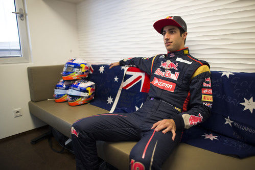 Un pensativo Daniel Ricciardo en el box de Toro Rosso