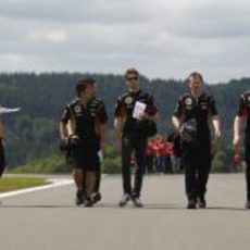 Romain Grosjean pasea con miembros del equipo