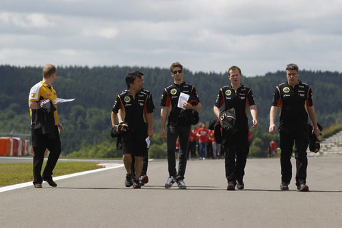 Romain Grosjean pasea con miembros del equipo