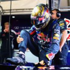 Sebastian Vettel, a punto de subirse al monoplaza