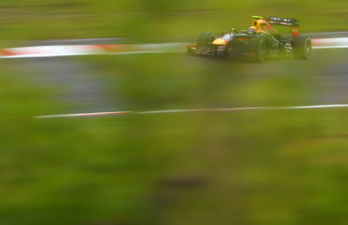 Sebastian Vettel pilota entre los árboles de Nürburgring