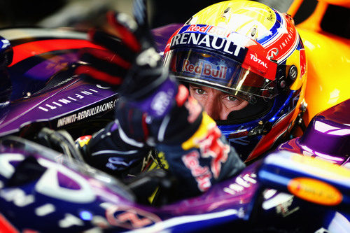 Mark Webber se coloca los guantes