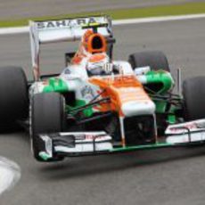 Adrian Sutil con una rueda en aire durante los libres